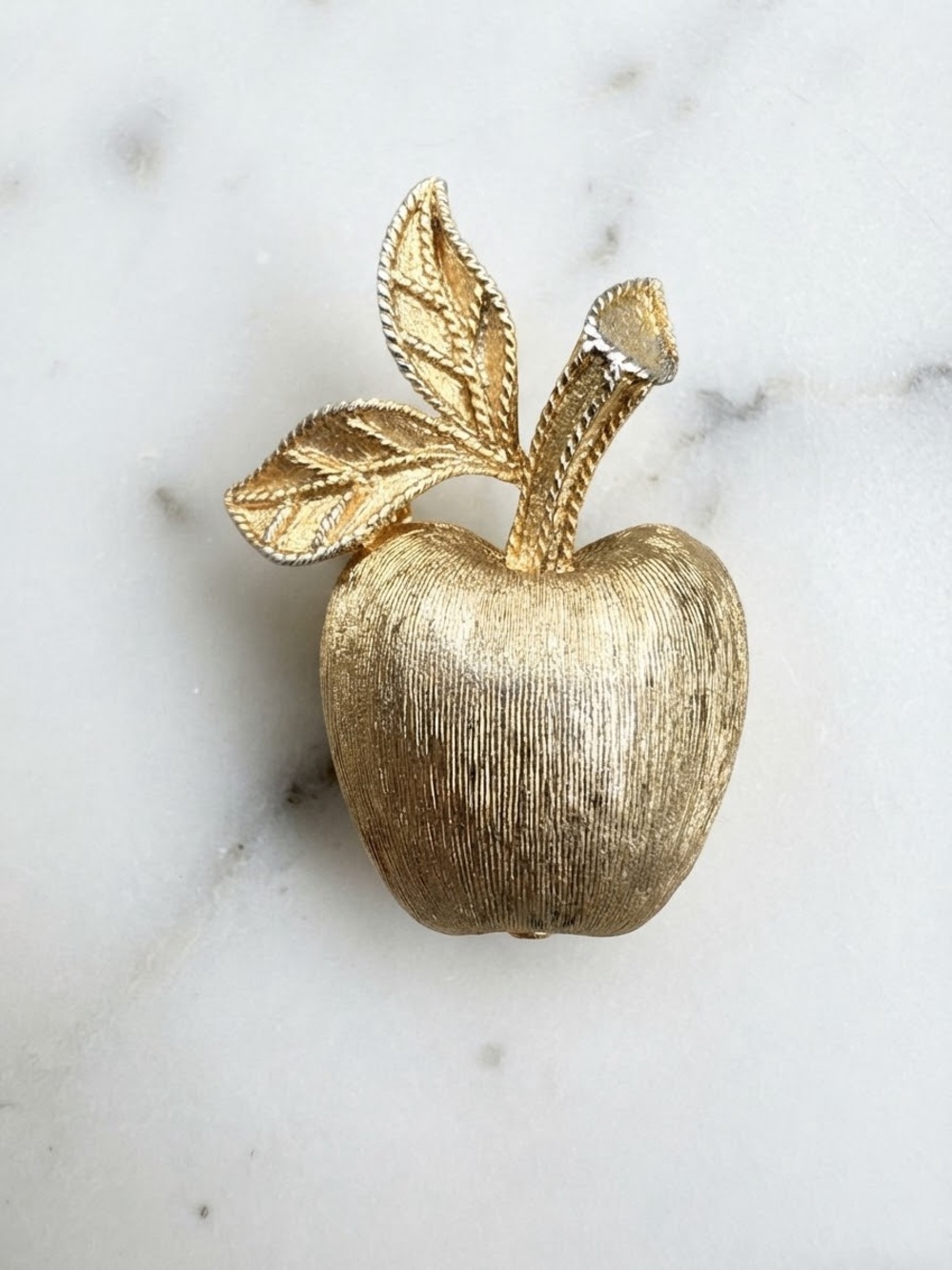 Vintage Avon Gold Tone Textured Apple Brooch Pin Leaf Stem